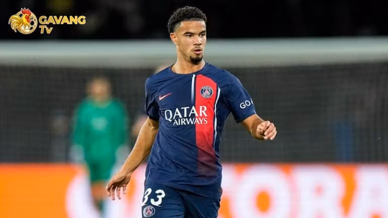 Tiền vệ trẻ Warren Zaire-Emery thi đấu chững chạc trong màu áo Paris Saint-Germain, thiết lập kỷ lục cầu thủ trẻ nhất lịch sử ra sân cho CLB.