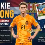 Mô tả hình ảnh đồ họa về Frenkie de Jong, tiền vệ đội tuyển Hà Lan, với thông tin chấn thương đầu gối nghiêm trọng sau World Cup 2026. Bao gồm các ảnh phụ De Jong bị thương và trích dẫn về tầm quan trọng của anh.
